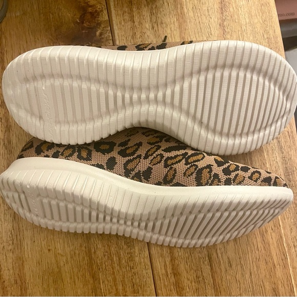Skechers Women's Tan and Black Leopard Slip on Sneakers - NWOB - Picture 4 of 7